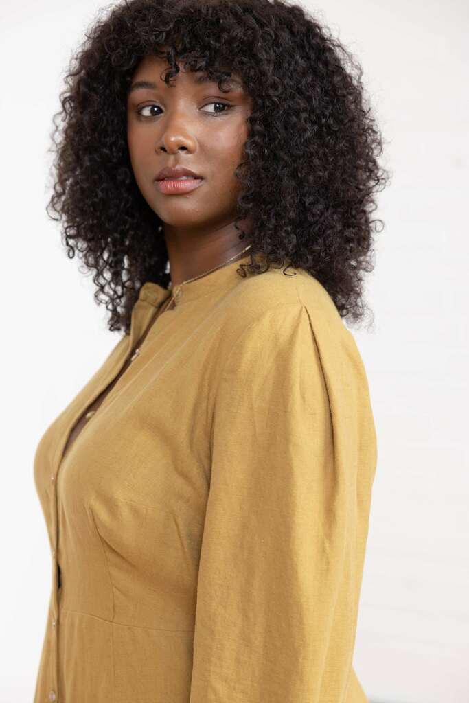 Brom dress collar detail