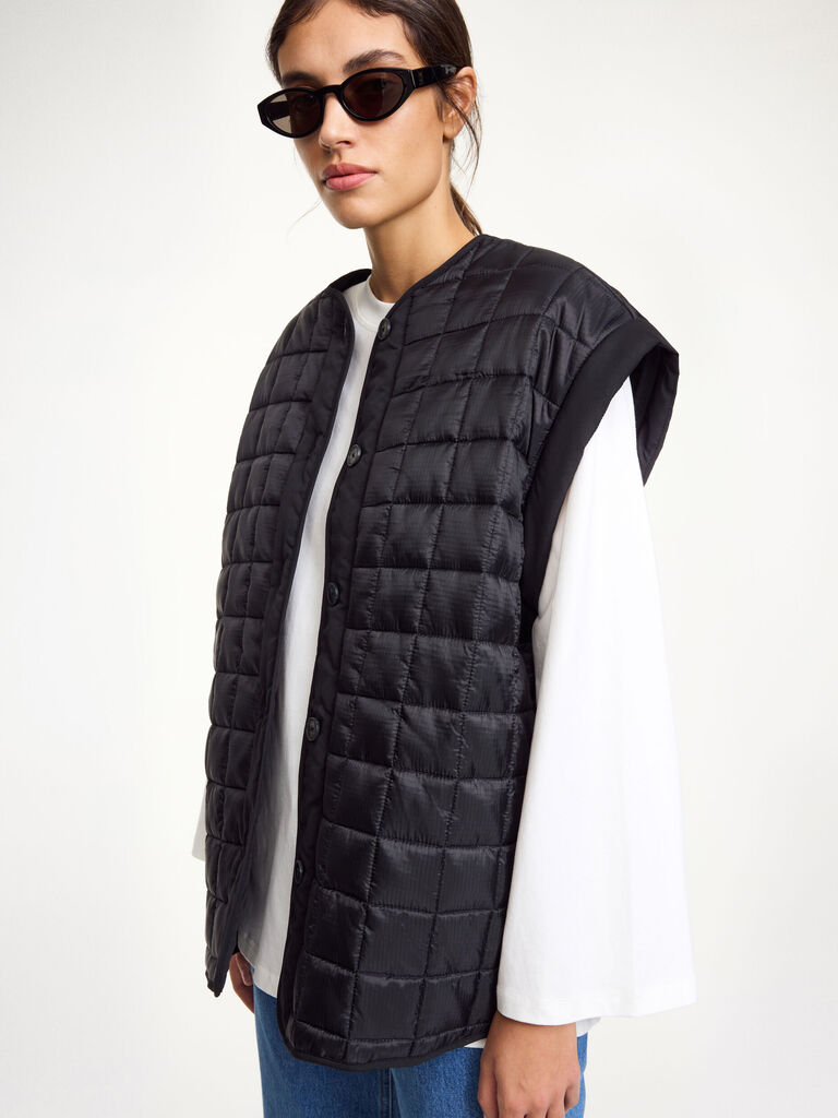 jacket with detached sleeves