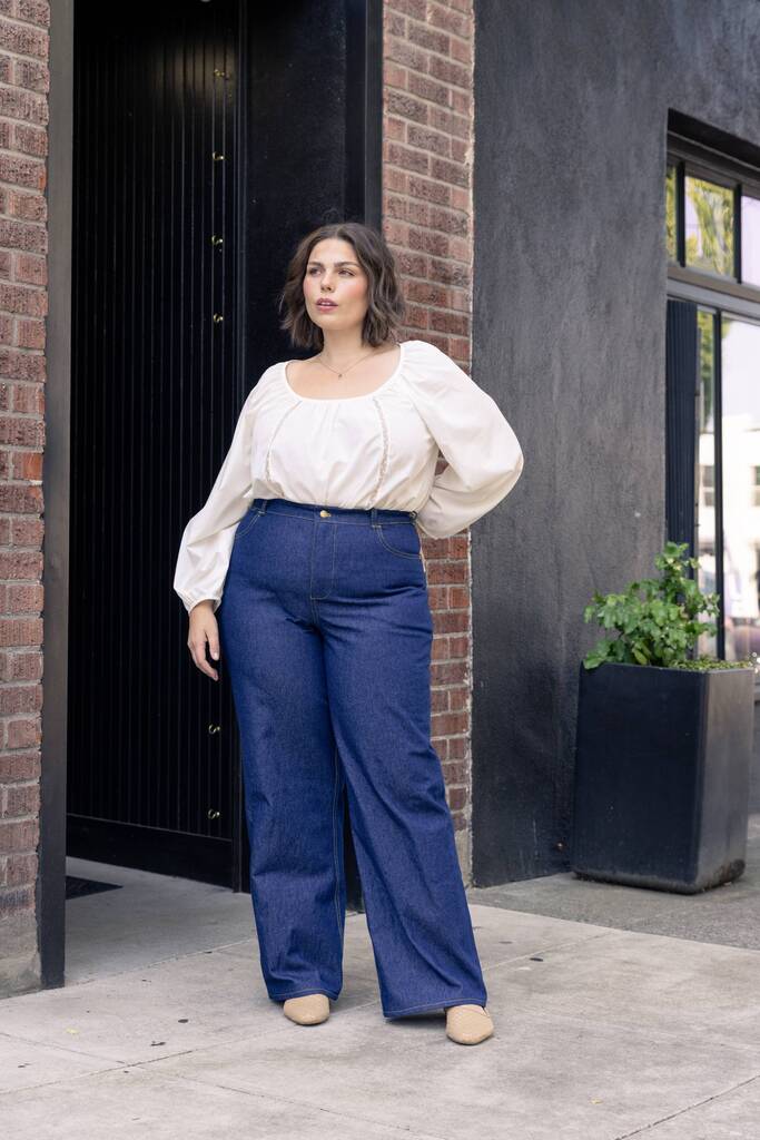 Model in dark blue Vallie jeans