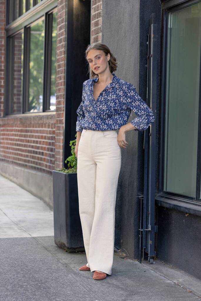 Model in white Vallie jeans